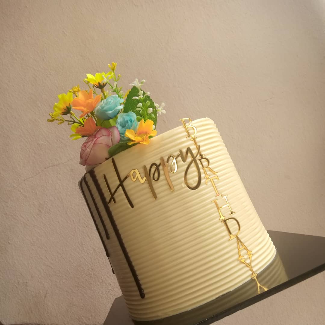 cakesbyruthieee's tweet photo. This cake was rushed!! As in .. Rushed!!! Just had to come through ✊✊ You know there are some clients you can't say No to😁 Happy New Month fam❤️❤️May this APRIL be everything and more of all we wished and prayed for🙏🙏 #repeatdesign pls kindly RT 🙏🏾🙏 https://t.co/l1hkGiR9bk