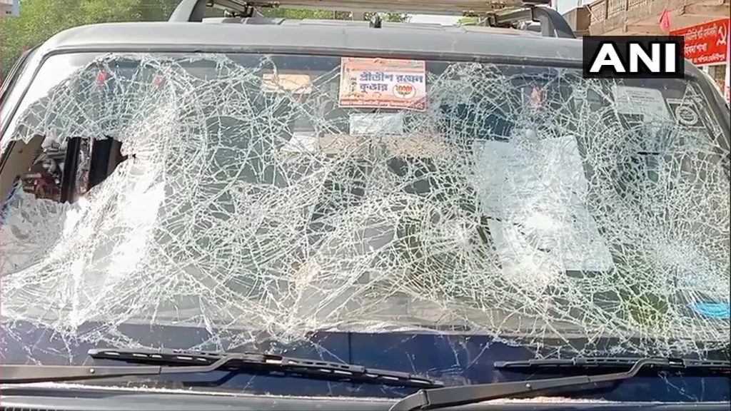 A woman polling agent of BJP at booth no.173 in Keshpur beaten up allegedly by TMC workers. Local BJP leader Tanmay Ghosh's car vandalised. (ANI)
 
LIVE updates on #WestBengalPolls here: bit.ly/3rGZIiv