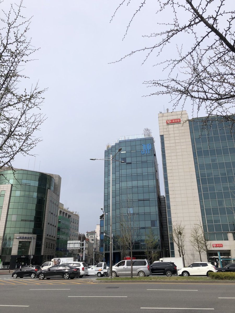 ba04240801's tweet photo. JYP前の桜道で桜を見てきました♪

JYP初めて見たけど大きいですね笑笑 https://t.co/T1QePfZU0G