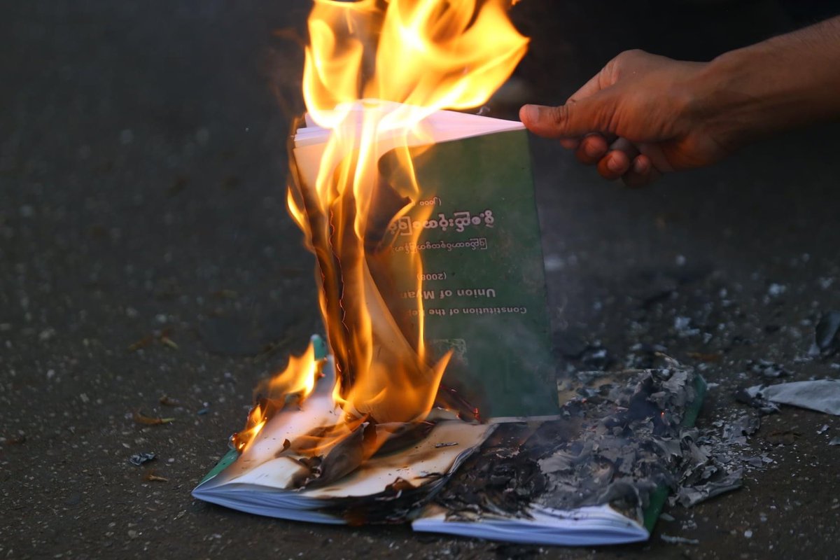 Youth protesters burned copies of the military-drafted 2008 charter in Yangon on Apr. 1, a day after #Myanmar's elected lawmakers’ Committee Representing Pyidaungsu Hluttaw (Union Parliament), or #CRPH, declared the abolition of the 2008 Constitution. 
(Photo: CJ)