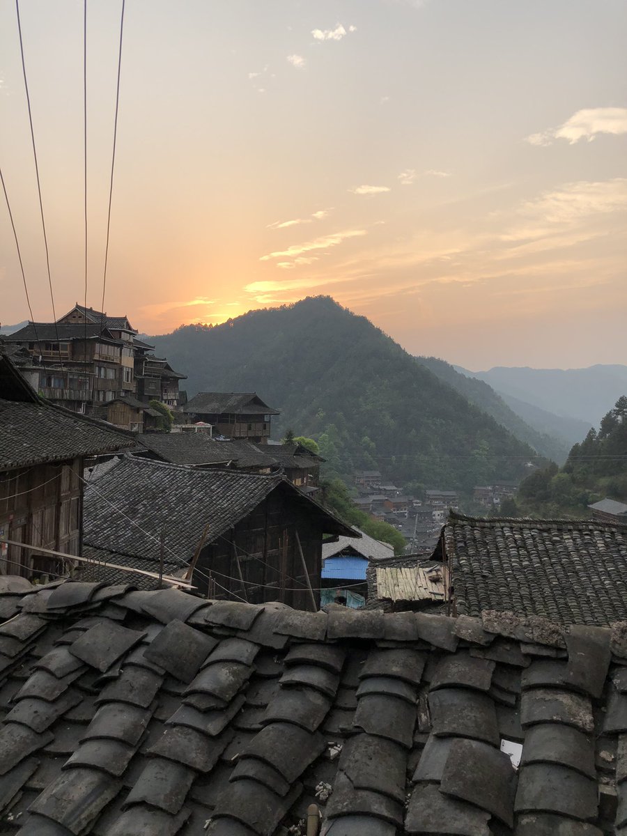 AntiokhosE's tweet image. Sunset arrival in Xijiang 西江, once the largest Miao village in Kaili. 

Tarted up considerably for domestic tourism - think Lijiang or Dali - but uphill the wooden houses survive nestled in valleys, with strenuous climb to a Cantonese-run guesthouse rewarded with great views.