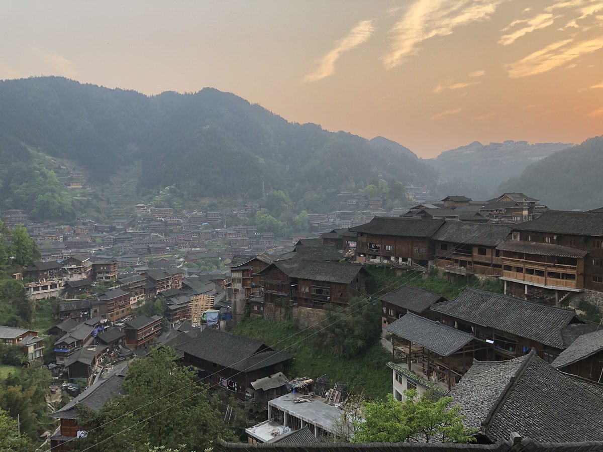 AntiokhosE's tweet image. Sunset arrival in Xijiang 西江, once the largest Miao village in Kaili. 

Tarted up considerably for domestic tourism - think Lijiang or Dali - but uphill the wooden houses survive nestled in valleys, with strenuous climb to a Cantonese-run guesthouse rewarded with great views.