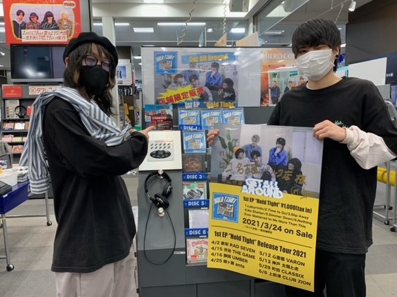 TOWER_NagoyaPrc's tweet photo. 【#GetAllAround】
1st EP📀『#HoldTight』をリリースしたGet All Aroundがご来店‼️‼️ありがとうございます😆展開場所にサイン等いただいてます🖋️✨タワレコでは一部店舗限定でのお取扱い✔︎J-PUNKコーナーにてナゴパル展開中です🎧🎶(くら)
🎥https://t.co/y3oyw9wohW
#CD新譜情報 #Eggschoice https://t.co/KrlCq4a3T6