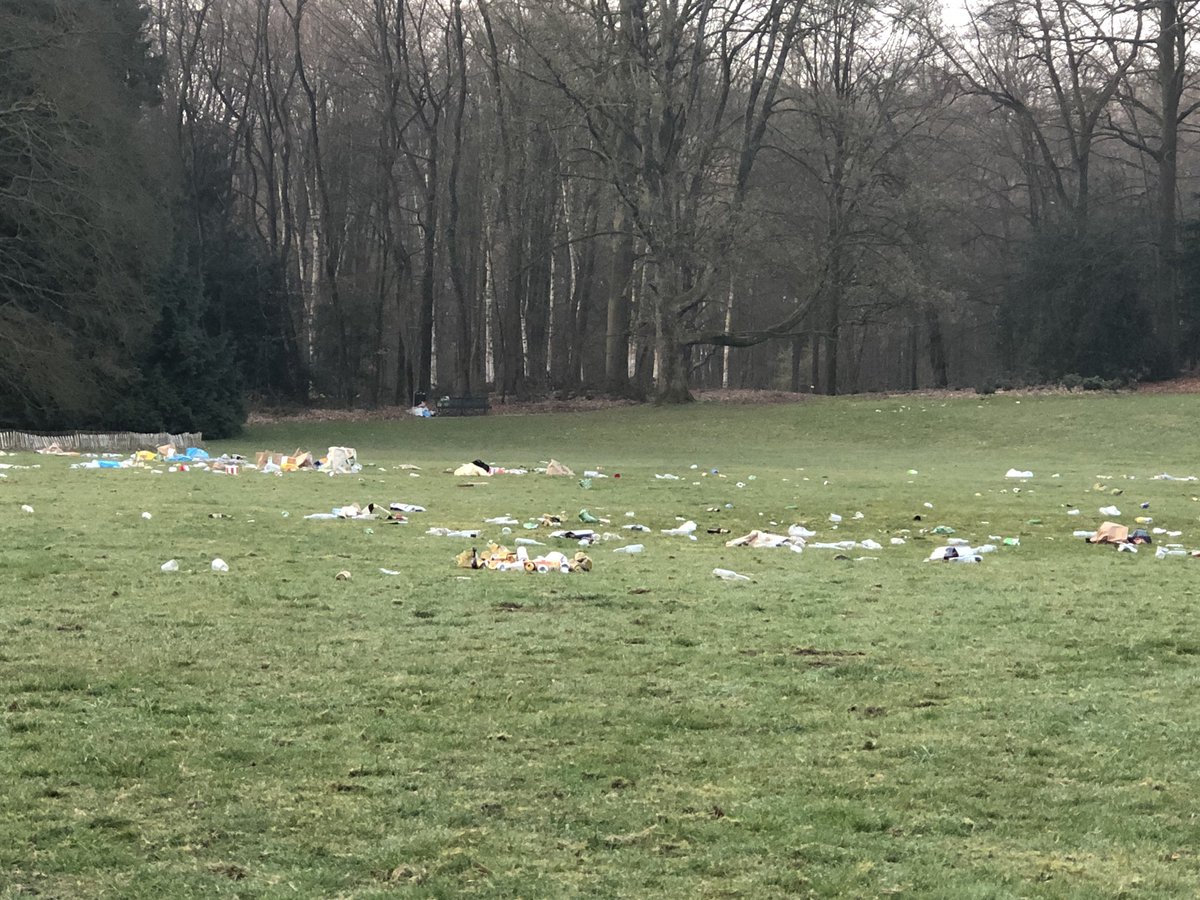 Ik snap dat iedereen van mooi weer wilde genieten... maar ruim aub dan wel je rommel op! #Arnhem