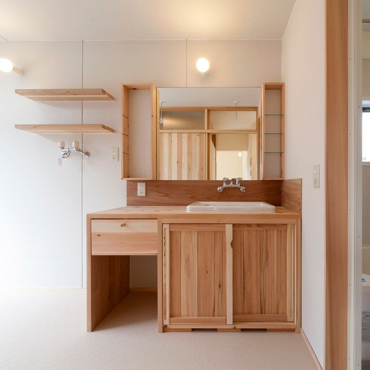 株式会社re Size りさいず 木製洗面台 造作洗面台 白い空間に杉の無垢材の洗面台が映える リサイズ やさしいおうち 造作洗面台 シンプル 杉材