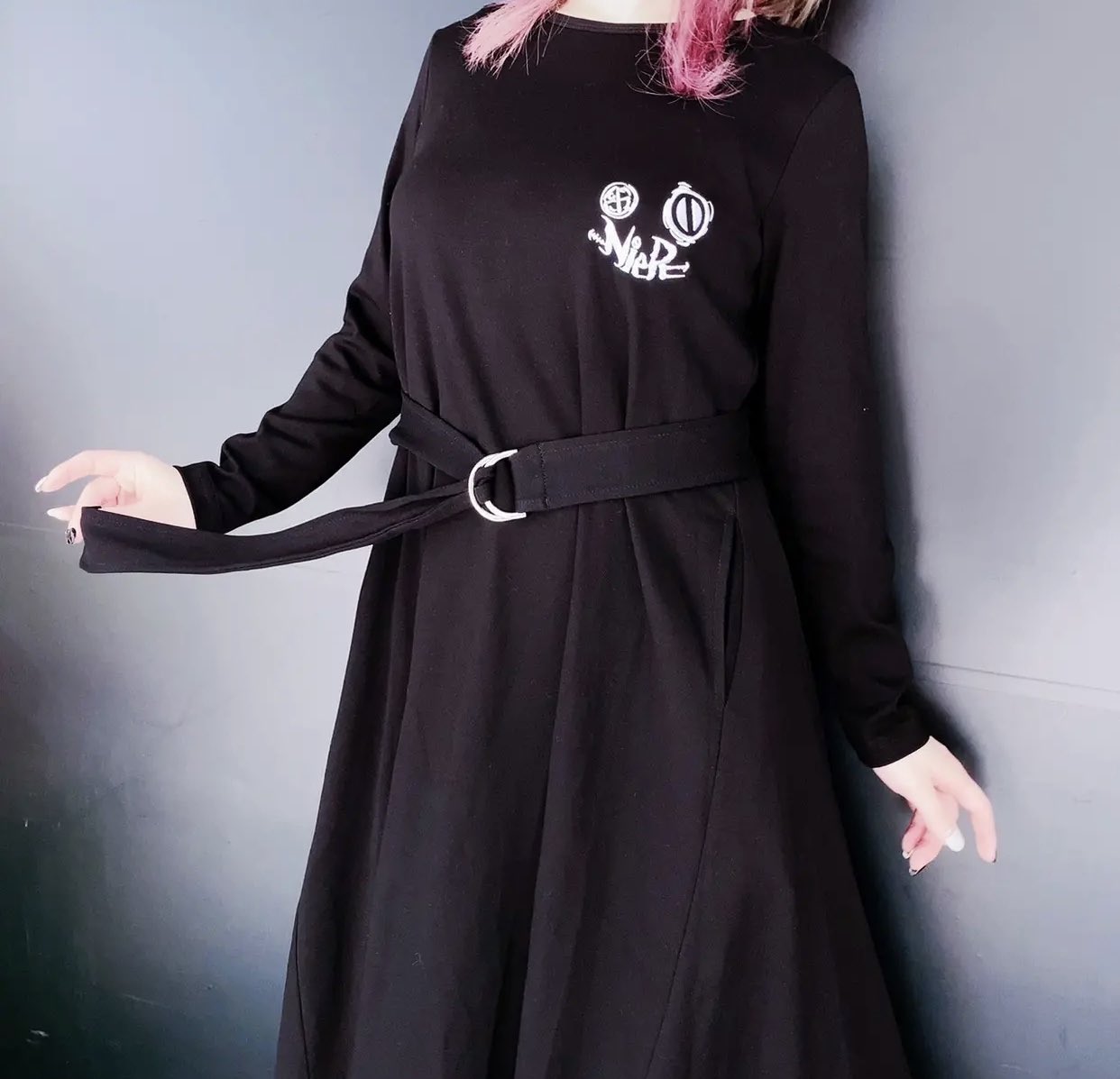 Nier Clothing 新作案内 ベルト付きロングワンピース Black 大人っぽく上品な印象を与えてくれる 足首までのロング丈のワンピースになります 伸縮性があるので着心地は抜群 両サイドにはポケット付き 是非ゲットしてください 詳細はこちら