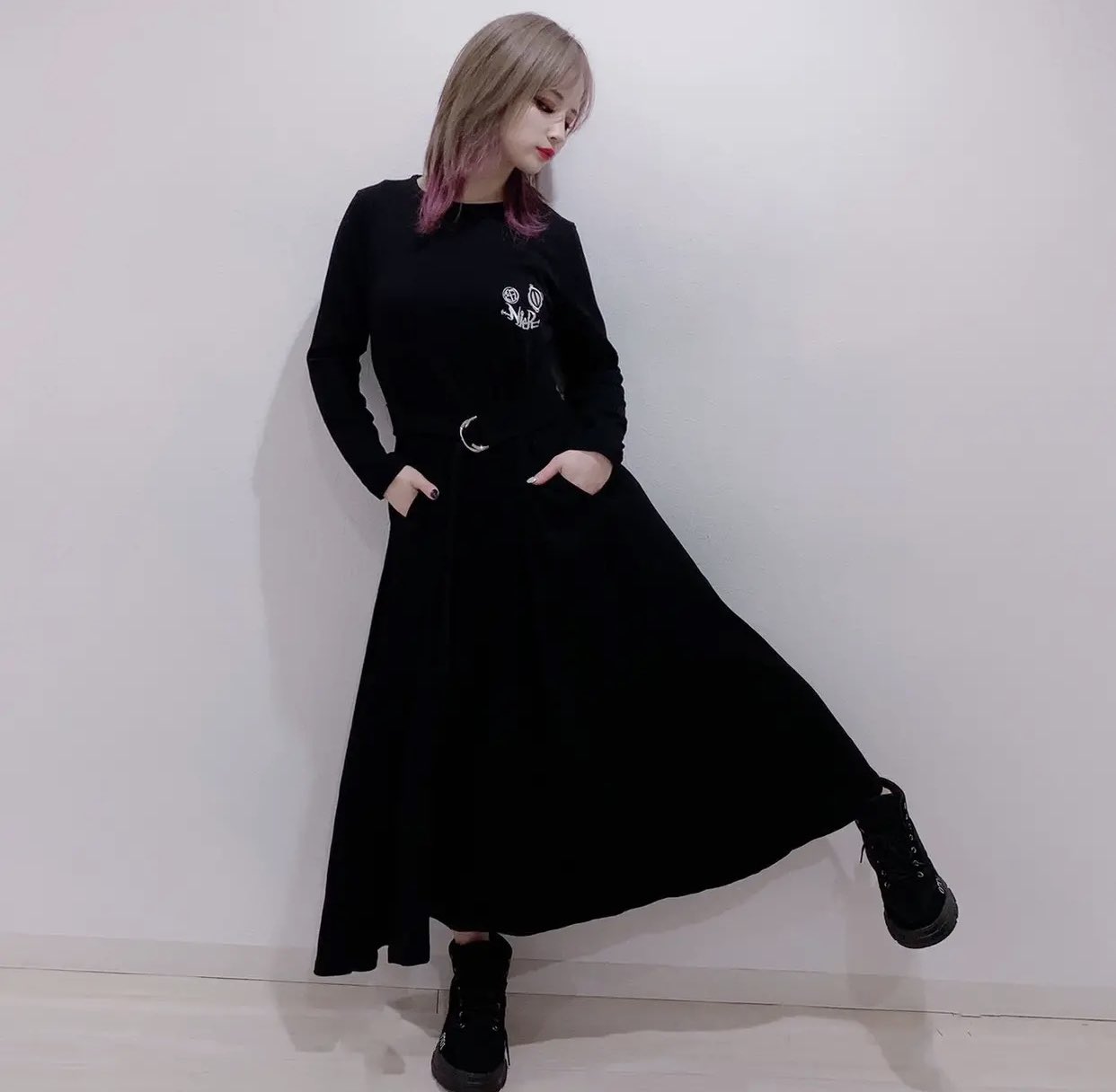 Nier Clothing 新作案内 ベルト付きロングワンピース Black 大人っぽく上品な印象を与えてくれる 足首までのロング丈のワンピースになります 伸縮性があるので着心地は抜群 両サイドにはポケット付き 是非ゲットしてください 詳細はこちら