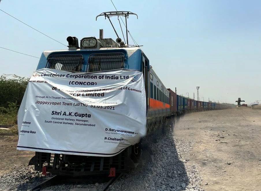 PiyushGoyal's tweet photo. To provide a one stop transport solution, CONCOR has initiated door to door movement of containers. The first rake has started from Jaggayyapeta in Andhra Pradesh to Shalimar in West Bengal.
This will help:
📦 Avoid multiple handling of commodities
🔘 Reduce pilferages https://t.co/iCzTtQ8RQs