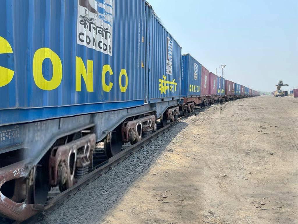 PiyushGoyal's tweet photo. To provide a one stop transport solution, CONCOR has initiated door to door movement of containers. The first rake has started from Jaggayyapeta in Andhra Pradesh to Shalimar in West Bengal.
This will help:
📦 Avoid multiple handling of commodities
🔘 Reduce pilferages https://t.co/iCzTtQ8RQs