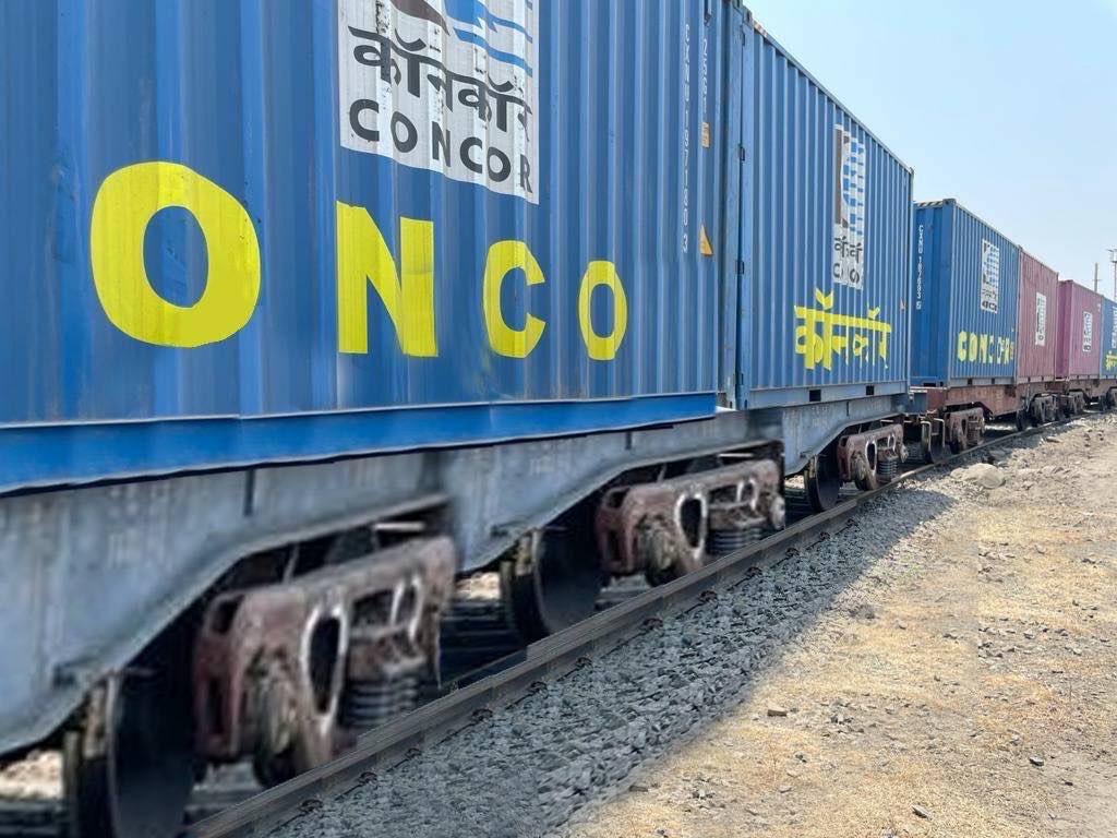 PiyushGoyal's tweet photo. To provide a one stop transport solution, CONCOR has initiated door to door movement of containers. The first rake has started from Jaggayyapeta in Andhra Pradesh to Shalimar in West Bengal.
This will help:
📦 Avoid multiple handling of commodities
🔘 Reduce pilferages https://t.co/iCzTtQ8RQs