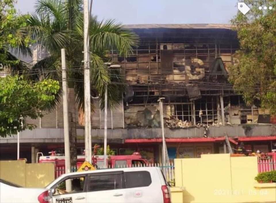 setsetkyawlu2's tweet photo. Fire incidents in Ruby mart on 2AM &amp; Gandamar wholesale on 4AM!Reportedly, Firemen came to the scene since the fire started!It's obvious who did this during curfew time,no civilian would dare to come out as they're killing everyone at that time
#WhatsHappeningInMyanmar
#Apr1Coup https://t.co/wxWRyN6kIf