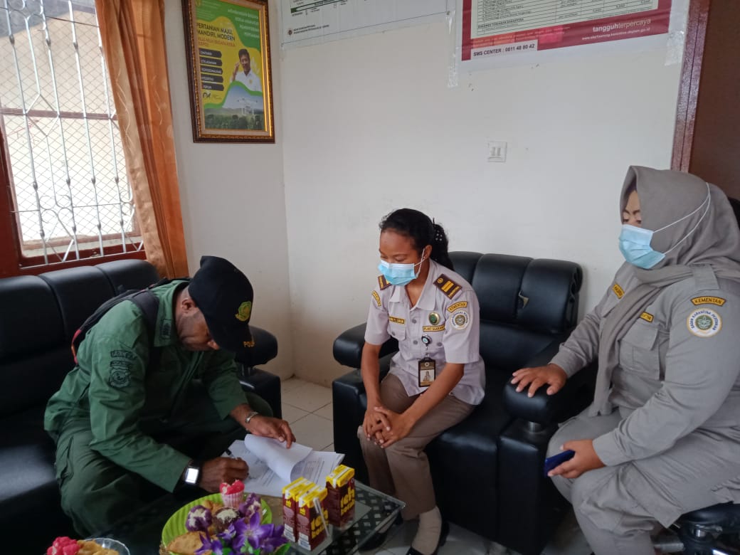 karantina_PBD's tweet photo. Petugas Karantina Pertanian Wilker Fakfak serah terima Kayu Gaharu ilegal sebanyak 44 Kg dengan Petugas BKSDA Fakfak. Sebelumnya barang tersebut ditahan setelah terdeteksi di Xray Bandara Torea Fakfak dan tidak dilengkapi SATDN dan tidak lapor Karantina. Sorong (01/04). https://t.co/3EJuDzDxaq