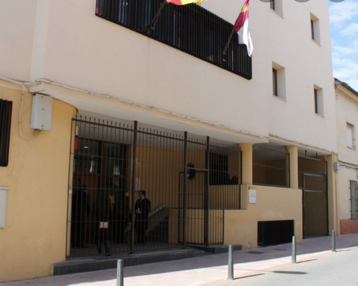 Todos los días del año, incluidos fines d semana y festivos, en cada parte del territorio, hay Jueces, Fiscales, LAJs, médicos forenses, funcionarios d Juzg y Fisc. y letrados d #TurnoOficio d guardia, escasamente retribuidas, xa velar x los dchos d los ciudadanos. #JuevesSanto