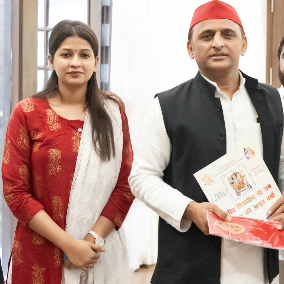 poojashukla04's tweet photo. मेरी हिम्मत ,हौसला और आदर्श आदरणीय राष्ट्रीय अध्यक्ष श्री @yadavakhilesh जी का आशीर्वाद प्राप्त हुआ।
मुझ जैसे साधारण कार्यकर्ता को इतना सम्मान देने के लिये जीवनपर्यन्त आपका आभार।

🙏 https://t.co/CKZeBneEWe