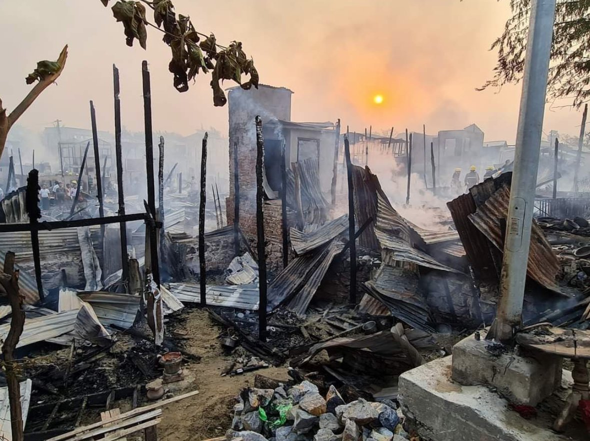 shafiur's tweet photo. #Apr1Coup  SECOND TIME 
 ARSON in Pyigyidagun Township, Mandalay  

SAC Junta accused of burning 100 homes in Nanthar Ward. 
- They threatened this if sandbags were not removed. 
- Residents also say Junta forces wanted donation money received by previous fire victims

#Myanmar https://t.co/BmABYH5uOP