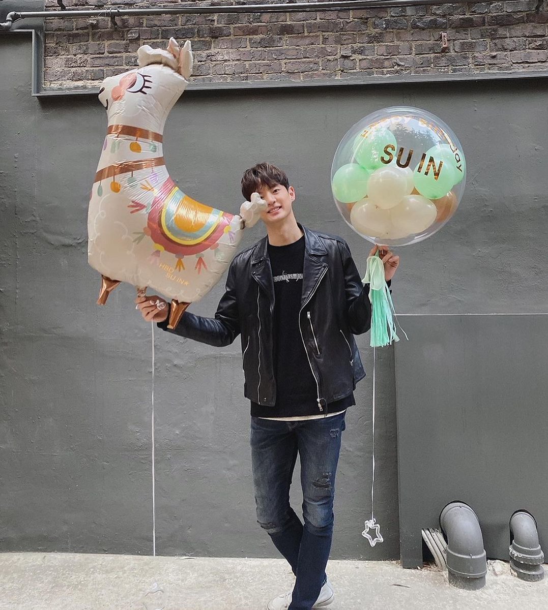 dalsuinn's tweet photo. 210401 SUINSTAGRAM
sooooo handsome~~ he got presents and alpaca balloons from AllSaintsKorea π
#HappySuinnDay #HAPPY_SUINN_DAY #MOON_SUIN #moonsuinn #λ¬ΈμμΈ https://t.co/u05H3KkFfm