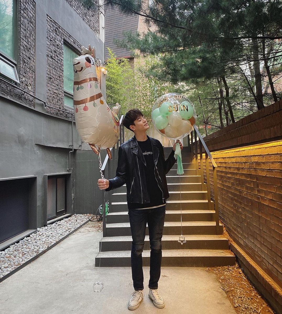 dalsuinn's tweet photo. 210401 SUINSTAGRAM
sooooo handsome~~ he got presents and alpaca balloons from AllSaintsKorea π
#HappySuinnDay #HAPPY_SUINN_DAY #MOON_SUIN #moonsuinn #λ¬ΈμμΈ https://t.co/u05H3KkFfm
