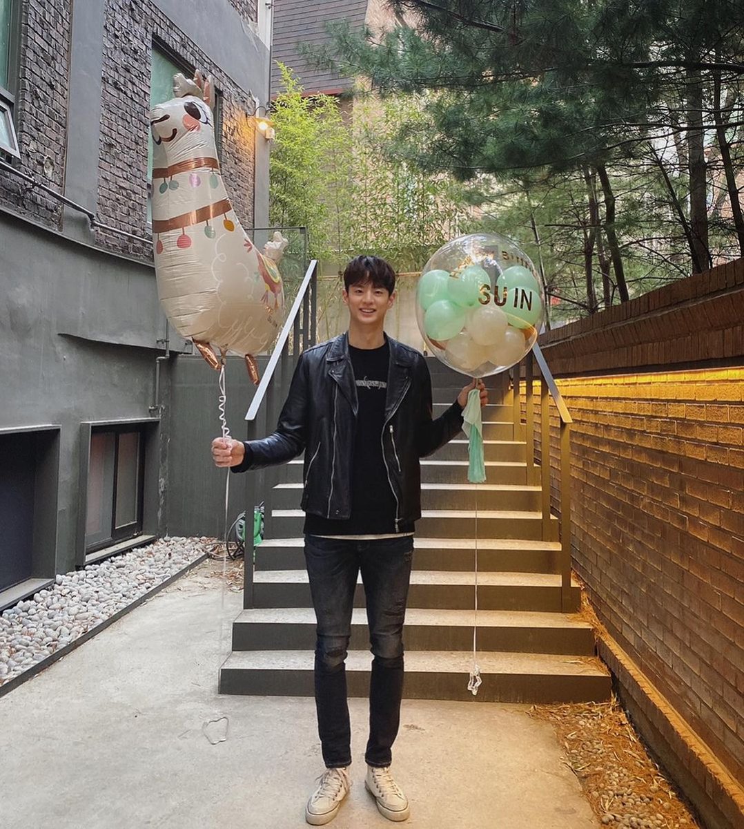 dalsuinn's tweet photo. 210401 SUINSTAGRAM
sooooo handsome~~ he got presents and alpaca balloons from AllSaintsKorea π
#HappySuinnDay #HAPPY_SUINN_DAY #MOON_SUIN #moonsuinn #λ¬ΈμμΈ https://t.co/u05H3KkFfm