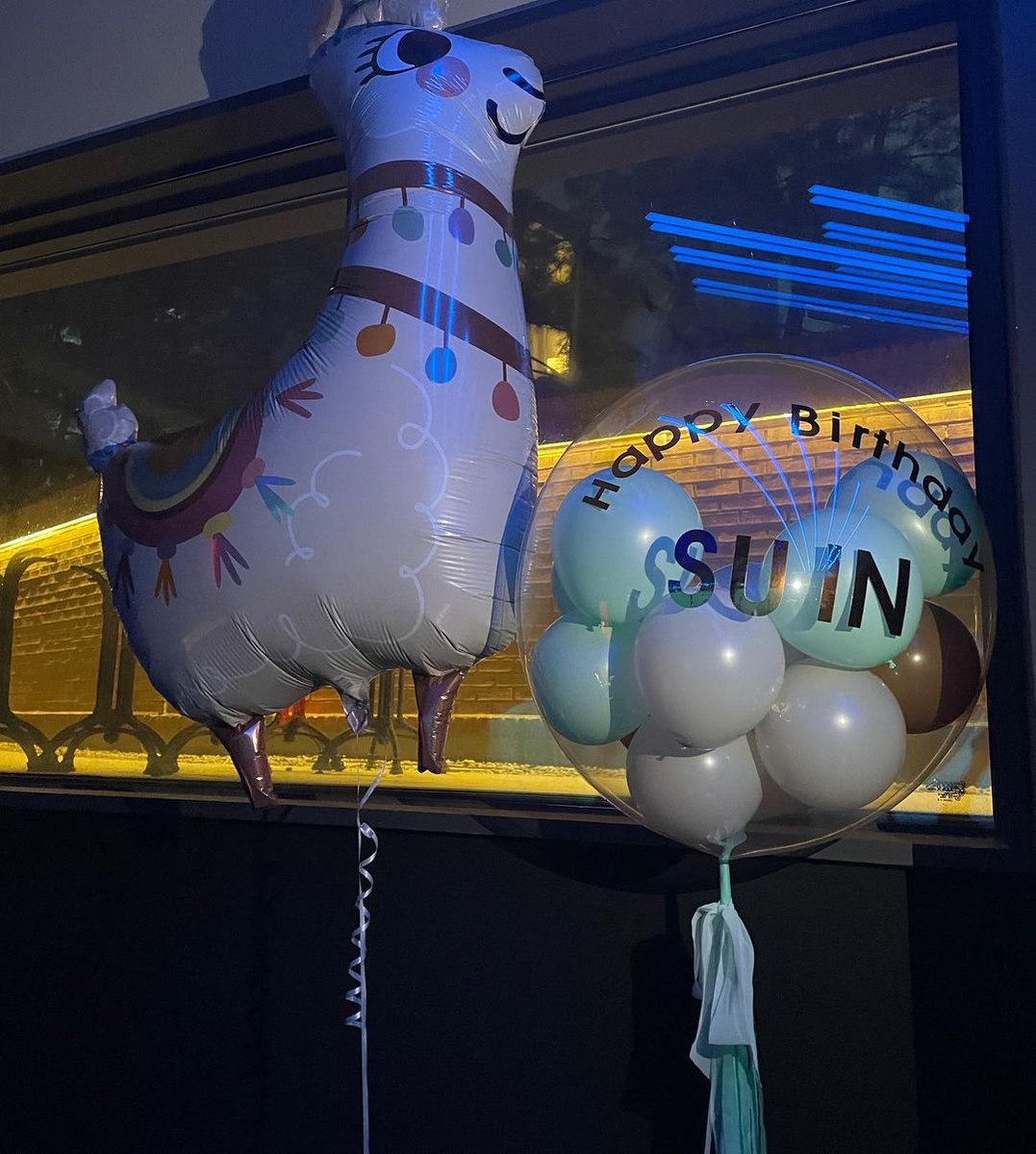 dalsuinn's tweet photo. 210401 SUINSTAGRAM
sooooo handsome~~ he got presents and alpaca balloons from AllSaintsKorea π
#HappySuinnDay #HAPPY_SUINN_DAY #MOON_SUIN #moonsuinn #λ¬ΈμμΈ https://t.co/u05H3KkFfm