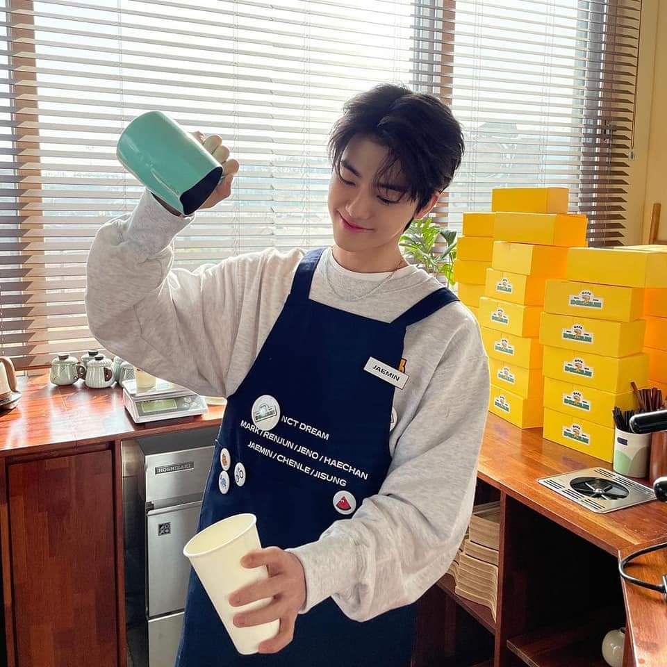 210401 NCT DREAM Instagram Update with #JAEMIN:

'Barista Jaemin with a beautiful smile
Always greets the Café 7 DREAM customers with a smile.😊' 

#Cafe_7DREAM
#Café7Dream #EmotionalCafé 
#Namericano

🔗instagram.com/p/CNHCqkah8V2/…

#NCT #NCTDREAM