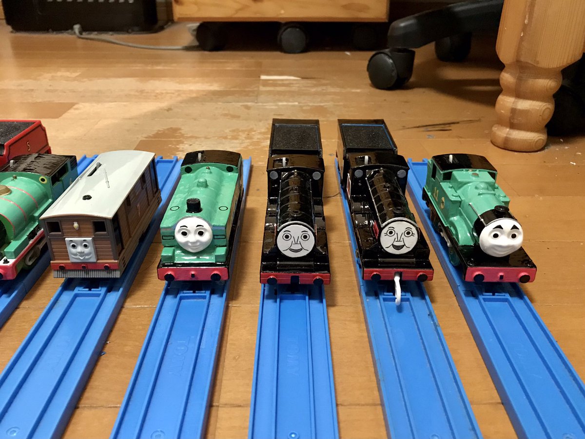 Shintetsu1500 颯一朗 En Twitter きかんしゃトーマス そういえば僕の持っているプラレールトーマスシリーズでは1番から11番まで揃っていたので 左から番号順に機関車を並べてみました 1 トーマス 2 エドワード 3 ヘンリー 4 ゴードン 5 ジェームス 6