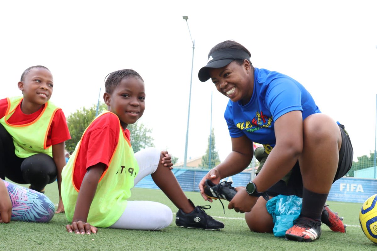 Simphiwe_Dludlu's tweet photo. You get to see my wisdom teeth when I see kids playing soccer.
3 of the girls that were there scored themselves soccer boots that actually fit them 😁❤️😍⚽.
#FootballDiairies
#AlexGirlsFootballDevelopment 💙
I will always be a #SDccerM⚽M ❤️ https://t.co/XFfNg0zF5f