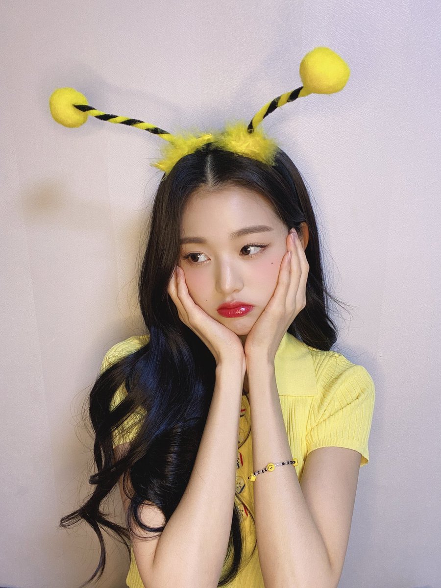 wonyoungpics's tweet photo. VOTE FOR WONYOUNG (first option) !!
if she wins this poll she’ll be moved to the final voting where the winner will get a CM board advertisement 💛 https://t.co/jjWZKMSPjg