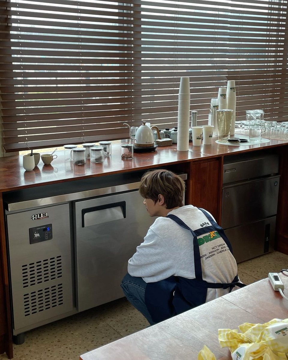 (INSTAGRAM) 210401 NCT_DREAM INSTAGRAM UPDATE #NCT #NCTDREAM #HAECHAN #해찬 #NCT해찬 

พนักงานอบขนมแฮชานกำลังบรรจุขนมที่มีการสั่งซื้อมา 🍬🧁
อย่าลืมเช็คตู้เย็นกันทุกวันด้วยนะครับ :)

🔗 instagram.com/p/CNHIxwMB8tX/