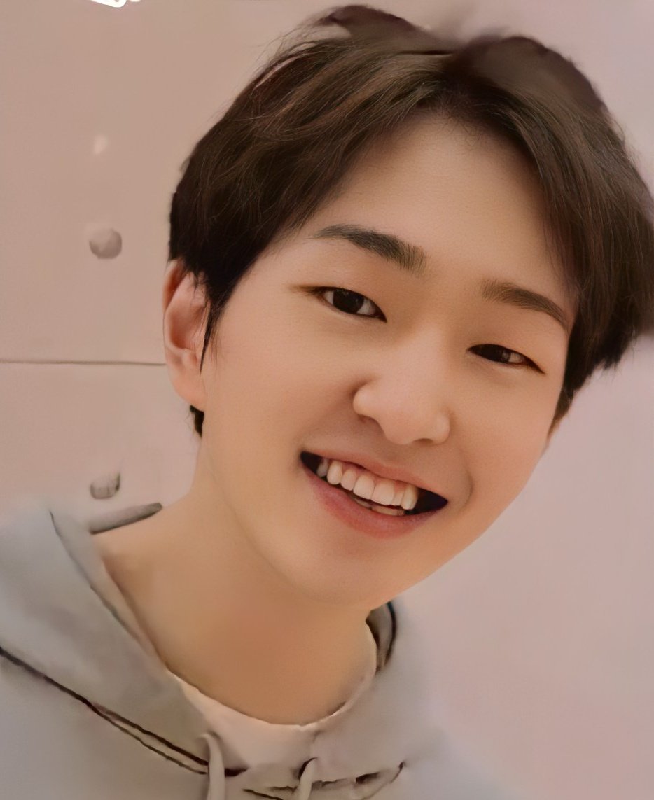 lunar_catto's tweet photo. How are they the same person? What kind of duality is this Lee Jinki? 

#ONEW https://t.co/1Yne5Q0Gcp
