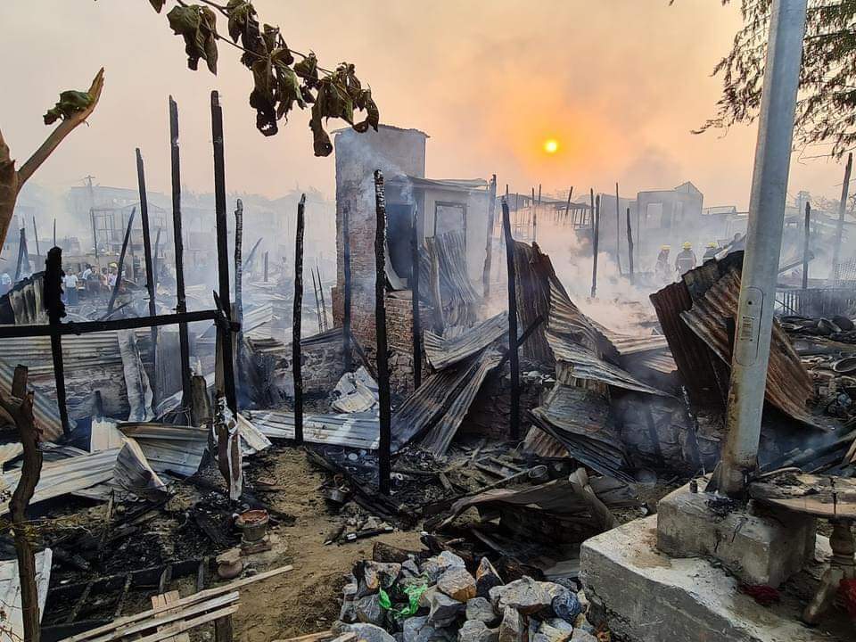 cherryyu2017's tweet photo. On Apr1,Arson was set in Phyigyitagun township, Mandalay n more than 100 houses were destroyed n 200 ppl are without food n shelter.Arson was started after Terrorists threatened to set it on fire n it happened in the area closest to them
#WhatsHappeningInMyanmar
#Apr1Coup https://t.co/idkWqfWaax