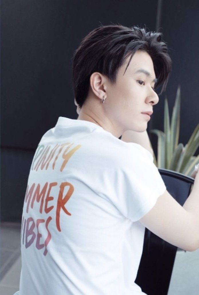 sivk_'s tweet photo. โฟ 2021 ว่ะ ให้ทนต.มาขายของ กุนั้มตาไหลลลลลลลลล T________T https://t.co/iWMbG40V13