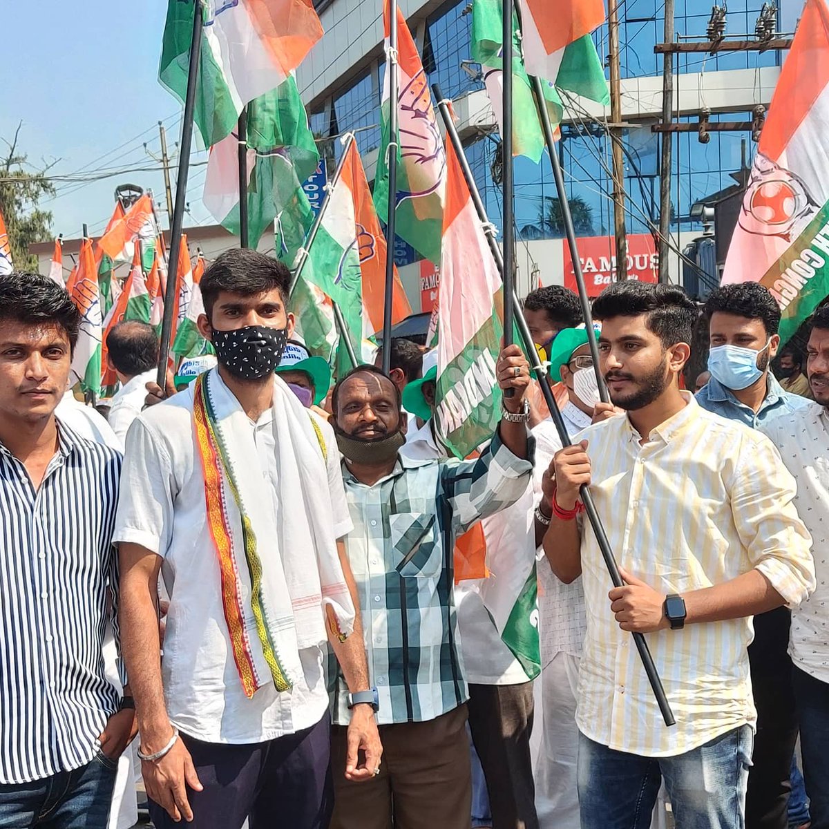 AkhilUrsINC's tweet photo. #rahulgandhiinkerala #roadshow2021 @ Mananthavady, Wayanad District.
Honer to meet our National leader #RahulGandhi #RGforIndia #KeralaPolitics #nsuibangalore #jayalakshmiformananthvady https://t.co/kd6do66nmt
