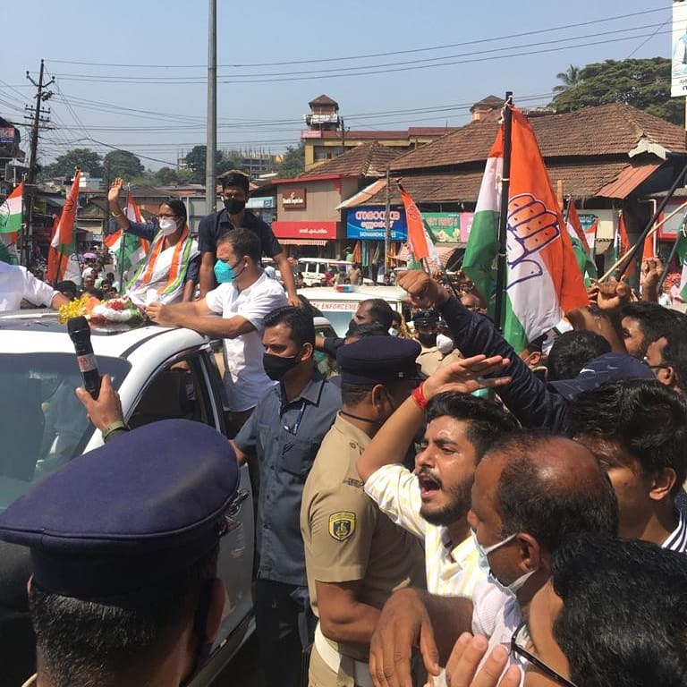 AkhilUrsINC's tweet photo. #rahulgandhiinkerala #roadshow2021 @ Mananthavady, Wayanad District.
Honer to meet our National leader #RahulGandhi #RGforIndia #KeralaPolitics #nsuibangalore #jayalakshmiformananthvady https://t.co/kd6do66nmt