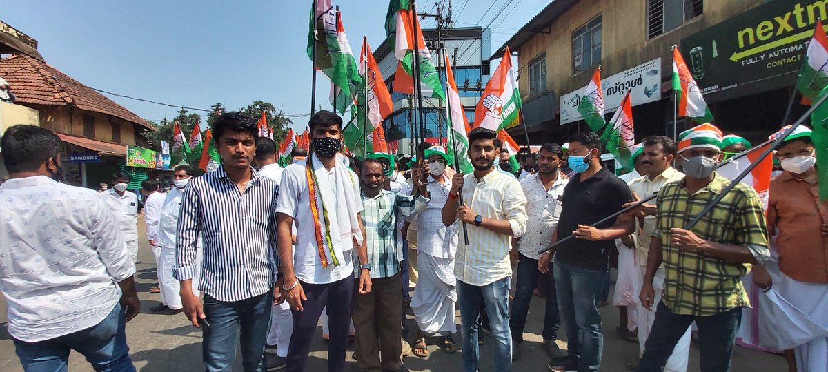 AkhilUrsINC's tweet photo. #rahulgandhiinkerala #roadshow2021 @ Mananthavady, Wayanad District.
Honer to meet our National leader #RahulGandhi #RGforIndia #KeralaPolitics #nsuibangalore #jayalakshmiformananthvady https://t.co/kd6do66nmt