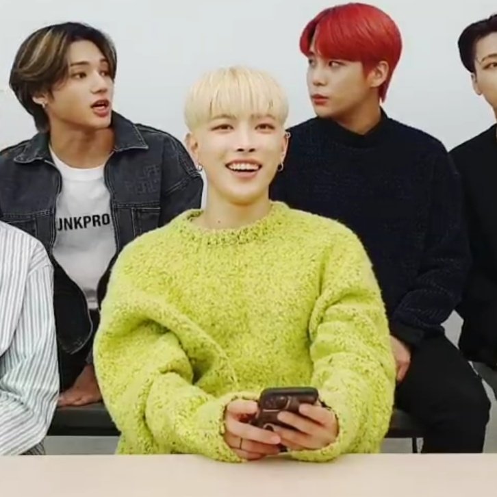 ateezstyles's tweet photo. [210401] #HONGJOONG • <킹덤> 첫 방송 기념 D-DAY VLIVE👑
홍중 스웨터 정보
➖
#TRUNKPROJECT Two tone Boucle Knit Sweater
₩190000 / $168
#whathongjoongwear 
➖
#ATEEZ #에이티즈 #김홍중 #홍중 @ATEEZofficial https://t.co/7VdiHkdwFN