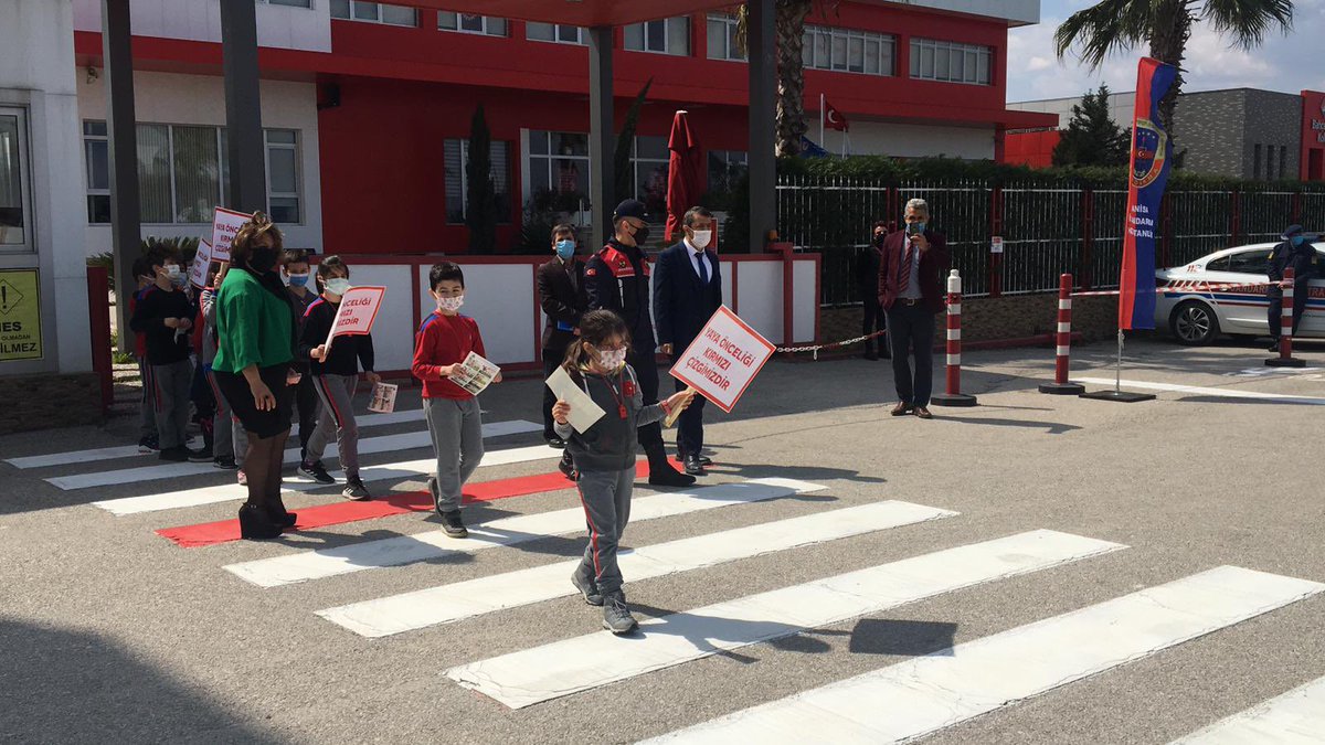 bahcesehir45's tweet photo. ⚠️ İl Milli Eğitim Müdürlüğünün ‘Önce Yaya Uygulaması’ kapsamında ilkokul öğrencilerimiz farkındalık yarattılar.
❗️❕❗️Öncelik Hayatın, Öncelik Yayanın. 🚸
#yayalarkırmızıçizgimiz @dagozlem @ErkenCocukluk @fatlihann @nurdanzorer https://t.co/vdISa2q7zI