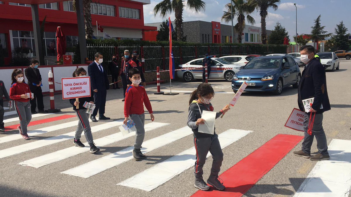 bahcesehir45's tweet photo. ⚠️ İl Milli Eğitim Müdürlüğünün ‘Önce Yaya Uygulaması’ kapsamında ilkokul öğrencilerimiz farkındalık yarattılar.
❗️❕❗️Öncelik Hayatın, Öncelik Yayanın. 🚸
#yayalarkırmızıçizgimiz @dagozlem @ErkenCocukluk @fatlihann @nurdanzorer https://t.co/vdISa2q7zI