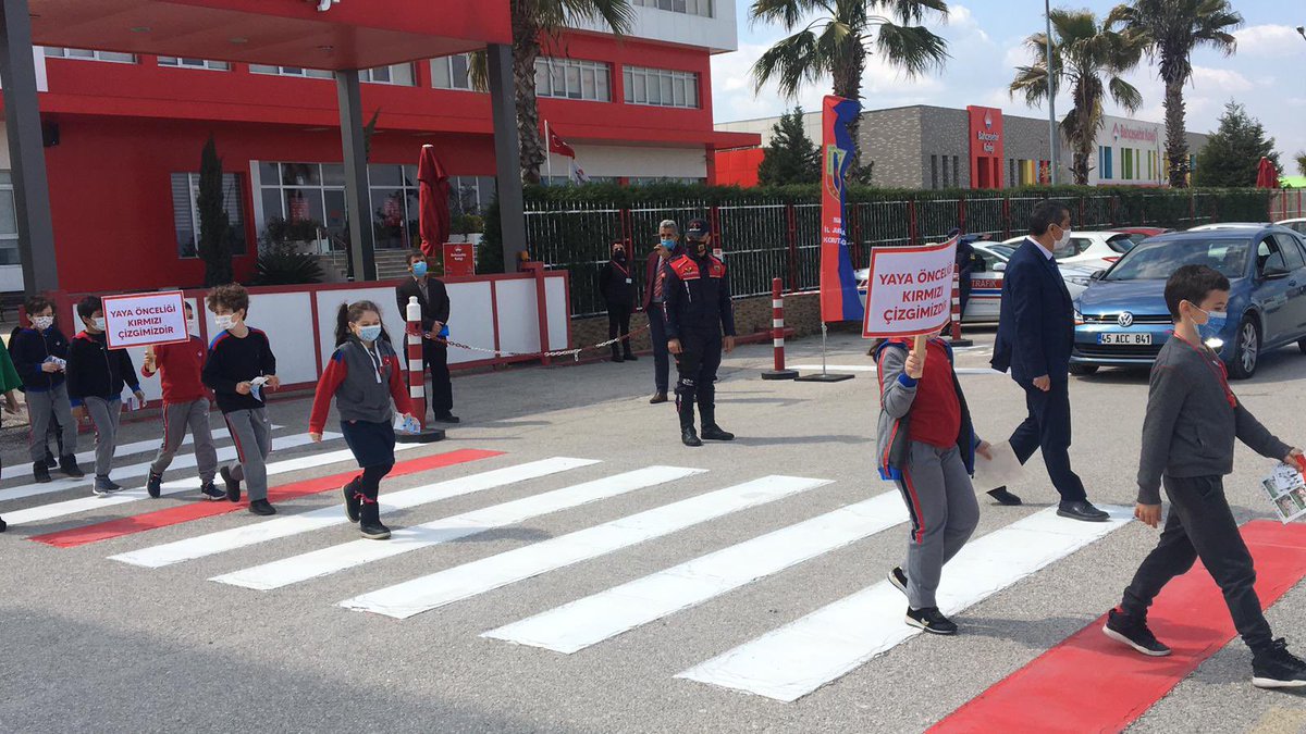 bahcesehir45's tweet photo. ⚠️ İl Milli Eğitim Müdürlüğünün ‘Önce Yaya Uygulaması’ kapsamında ilkokul öğrencilerimiz farkındalık yarattılar.
❗️❕❗️Öncelik Hayatın, Öncelik Yayanın. 🚸
#yayalarkırmızıçizgimiz @dagozlem @ErkenCocukluk @fatlihann @nurdanzorer https://t.co/vdISa2q7zI
