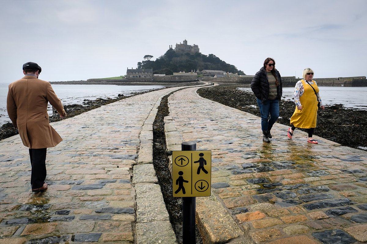 In readiness for the Easter holidays, St Michael’s Mount has implemented radical new social distancing measures. Creating a one way system for those visiting the attraction, the ‘Coming Back Causeway’ has been built to ease congestion, and opens to the public today, 01/04/21.