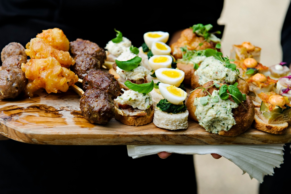 🍾 C A N A P É S 🍾

Delicious canapés are the perfect addition to a champagne reception on our beautiful terrace 🥂

📸 <a href="/RHPWedding/">Ross Holkham</a> 

#wedding #canapes #countrywedding #buckinghamshireweddingvenue