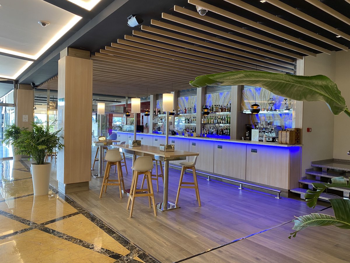 meliaalicante's tweet photo. Bribone Meliá Alicante es el lugar perfecto para disfrutar de un buen café esta misma mañana. Si lo prefieres, puedes comer también, en #Bribone o #Trasluz . Con cual te quedas?😉 #MeliaAlicante #MeliaSpain #StaySafewithMelia https://t.co/qHnZfRvbIE