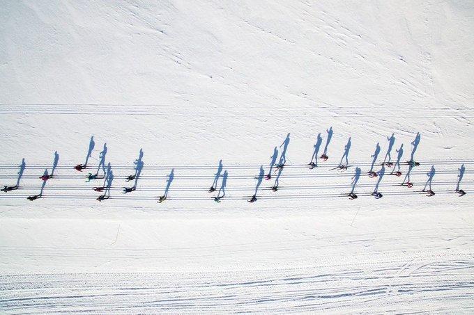 Le photographe Haukur Sigurðsson a pris cette photo de skieurs de fond qui ressemblent à des notes de musique. On vient de les mettre en musique limportant.fr/infos-culture/… #Culture