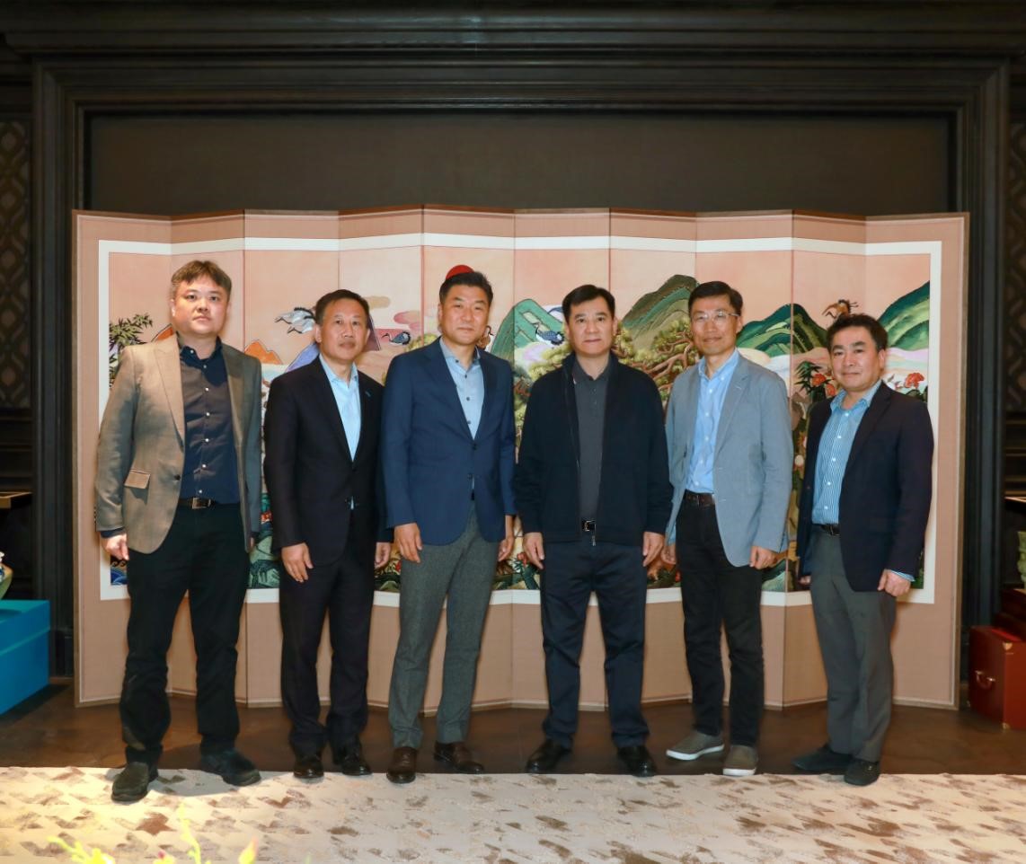 Suning_Group's tweet image. Yesterday, Zhang Jindong, Chairman of Suning Group met with Choi Seung-sik, president of @Samsung  Electronics China, at Suning HQ. The two parties will strengthen cooperation in commodities, channels, marketing, and services, and set the goal of 60% annual growth in 2021.