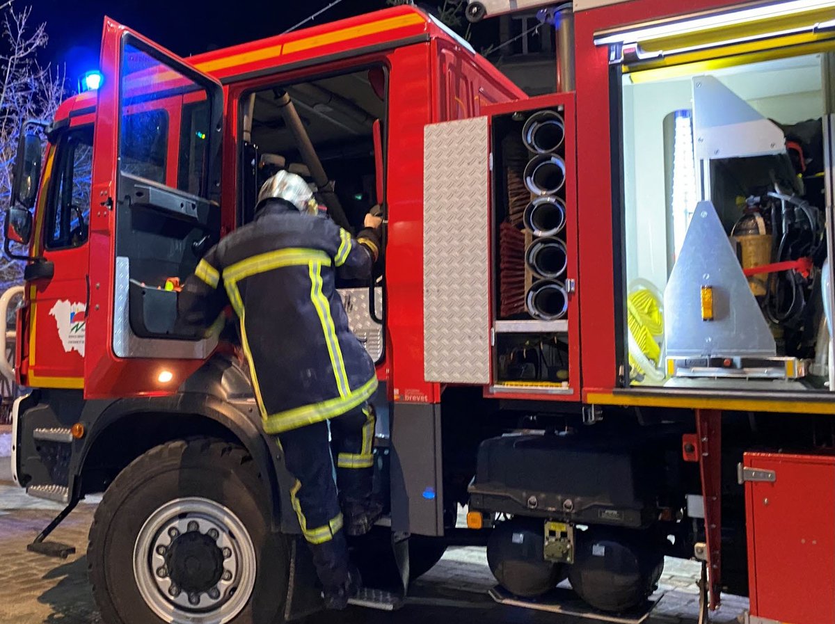 leprogreslyon's tweet photo. 50 pompiers déployés pour un feu de parking à #Craponne 🚒
👉https://t.co/ga94FLf2fT https://t.co/ZQ4dbYvIix