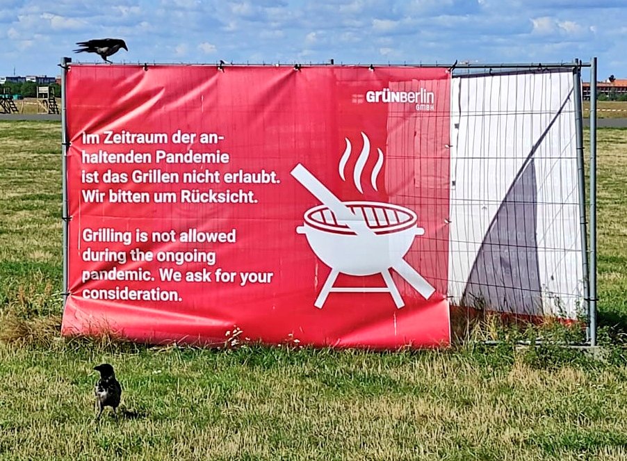 thf100's tweet photo. Gute Nachrichten für alle #BBQ-Fans, das Grillverbot wird ab 1. Juni teilweise gelockert! 
Holzkohle- und Gasgrills bleiben verboten aber dafür kann man sich an den Eingängen 240V Hochleistungs-Akkus für Elektrogrills, gegen Pfand ausleihen.
PM folgt
#TempelhoferFeld #thfbleit https://t.co/rac00etHkm