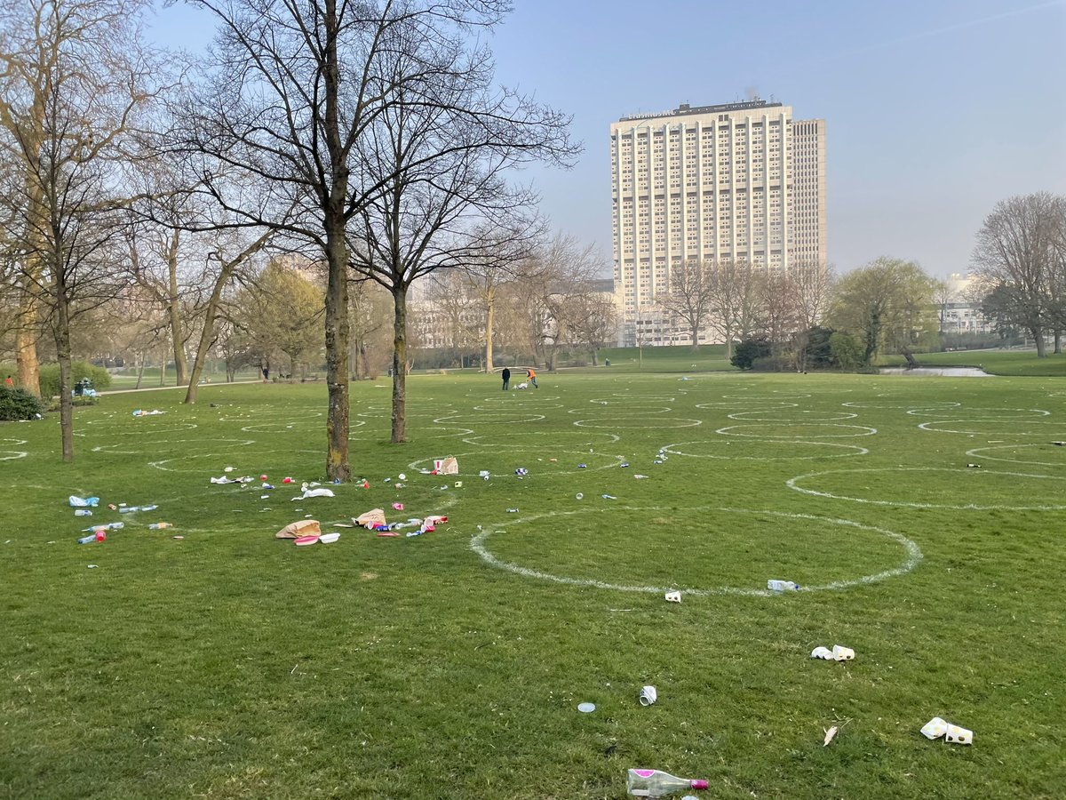 fp1981's tweet photo. Hopelijk hebben jullie allemaal een goed feest gehad gisteren, in het Park. De harde werkers van @Stadsbeheer010  zorgen er wel weer voor dat het park er netjes uitziet. Misschien een idee om volgende keer jullie eigen teringzooi op te ruimen en mee naar huis te nemen. https://t.co/bPVgpTckNd