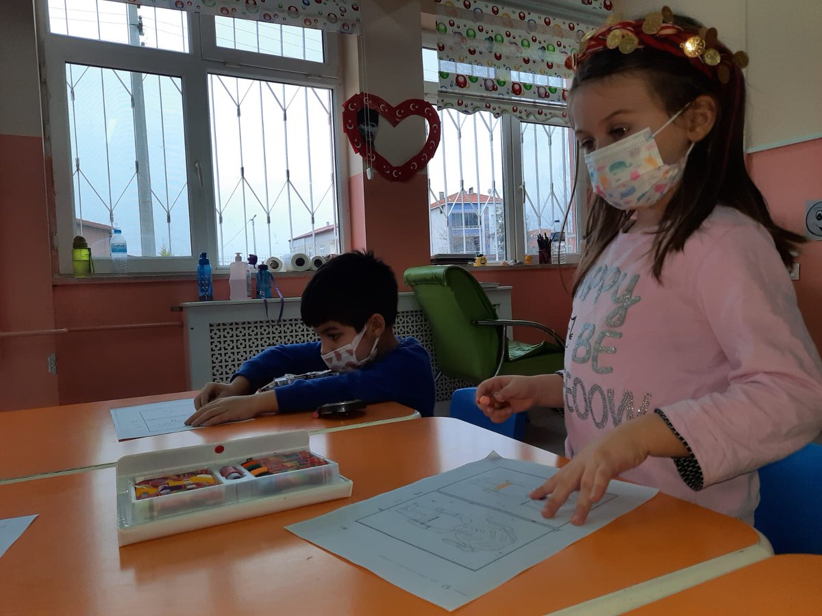 bfrakzlrmakanao's tweet photo. Okul rehber öğretmenimiz Mustafa Kalender tarafından öğrencilere mahremiyet eğitimi verilmiş  ve istismardan korunma yolları hakkında bilgilendirme yapılmıştır.
@KadirIRAK5
@ElifElii
 @mehmetalikatip1
@CevdetErturkmen
@YUKSELAYDINTS
@MOgretmen55
@CoskunESEN57
@zulkifdagli https://t.co/4n77Ef6Tcl