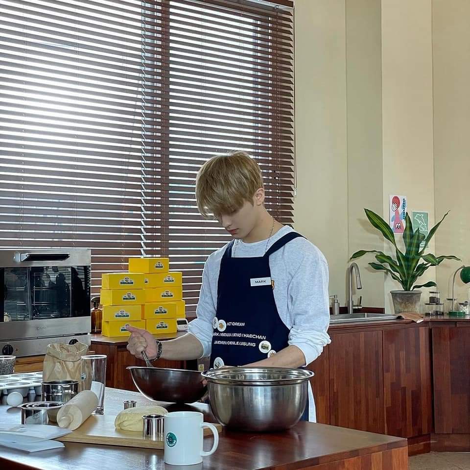 210401 NCT DREAM Instagram Update with #MARK:

'Employee Mark who is in charge of dessert, is working hard in baking new cookies🍪
We're Cafe 7 Dream that always kneads the dough with love.💚' 

#Cafe_7DREAM
#Café7Dream #EmotionalCafé

🔗instagram.com/p/CNHPEl3BLwa/…

#NCT #NCTDREAM