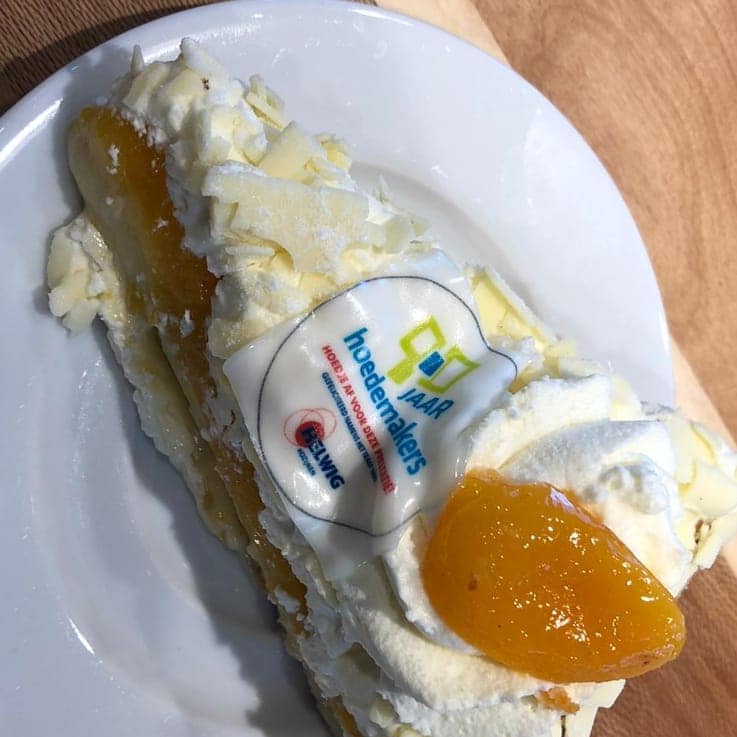 bouwenisbeleven's tweet photo. Hoedemakers bestaat 90 jaar. Onze ketenpartner @Helwigkozijnen  verraste ons op kantoor en op alle bouwplaatsen met heerlijke Limburgse vlaai! Ook ontvingen we een plant als symbool voor onze jarenlange samenwerkingnen sponsort Helwig 90 bomen voor het STIP-bos. Dank! https://t.co/0wuPlaFTgh