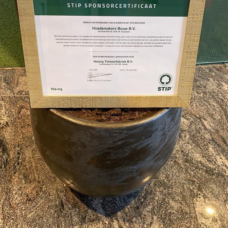 bouwenisbeleven's tweet photo. Hoedemakers bestaat 90 jaar. Onze ketenpartner @Helwigkozijnen  verraste ons op kantoor en op alle bouwplaatsen met heerlijke Limburgse vlaai! Ook ontvingen we een plant als symbool voor onze jarenlange samenwerkingnen sponsort Helwig 90 bomen voor het STIP-bos. Dank! https://t.co/0wuPlaFTgh